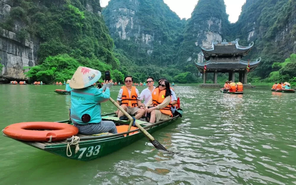 【貸切】ニンビン1泊2日ツアーハノイから出発・シルク村、線香村１泊タムコック-ニンビン・ホアルーチャンアン•日本語ガイド付き